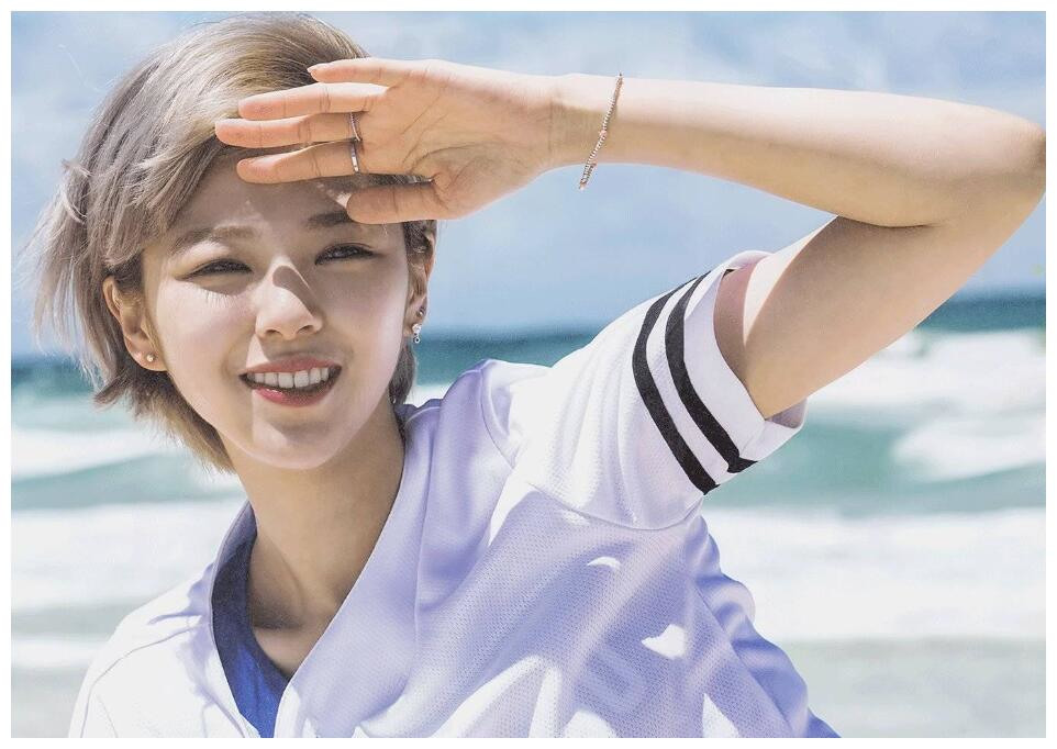 SOMI Jeon Somi shares her top 3 "most beautiful idols". Do you agree