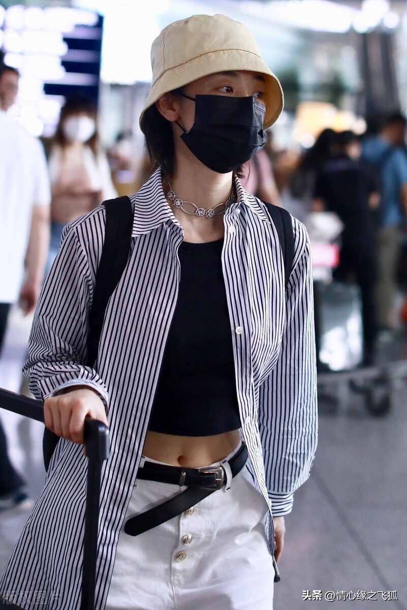 Liu Yase appeared at Beijing Airport, wearing a fashionable and ...