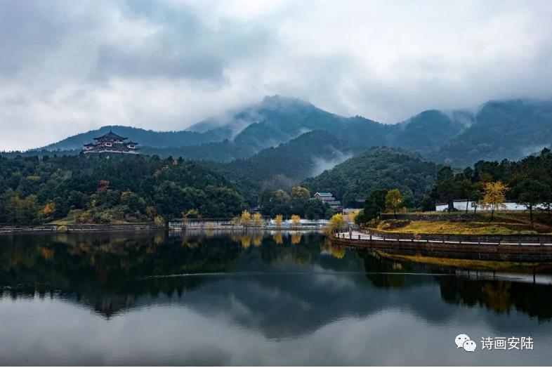 There is Baizhao Mountain in Anlu - iNEWS