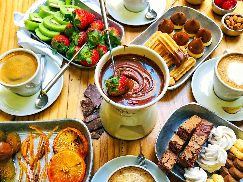 Abroad "making tea around the stove" chocolate fondue, quite romantic iNEWS