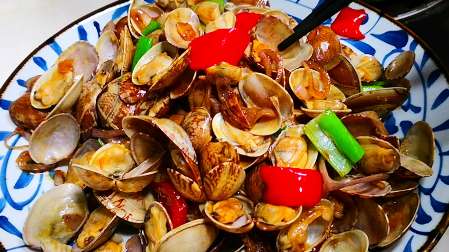 It's so easy to remove the sand from the clams. Don't just add salt. I