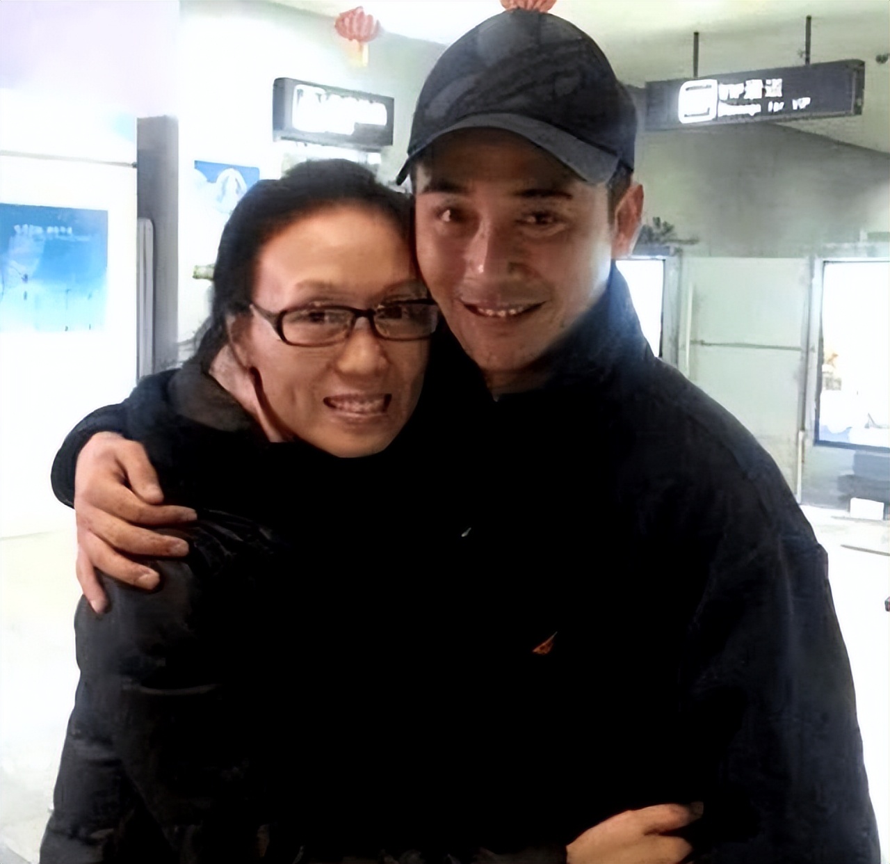 The amazing contrast between Wu Qiong and his wife in the same frame ...