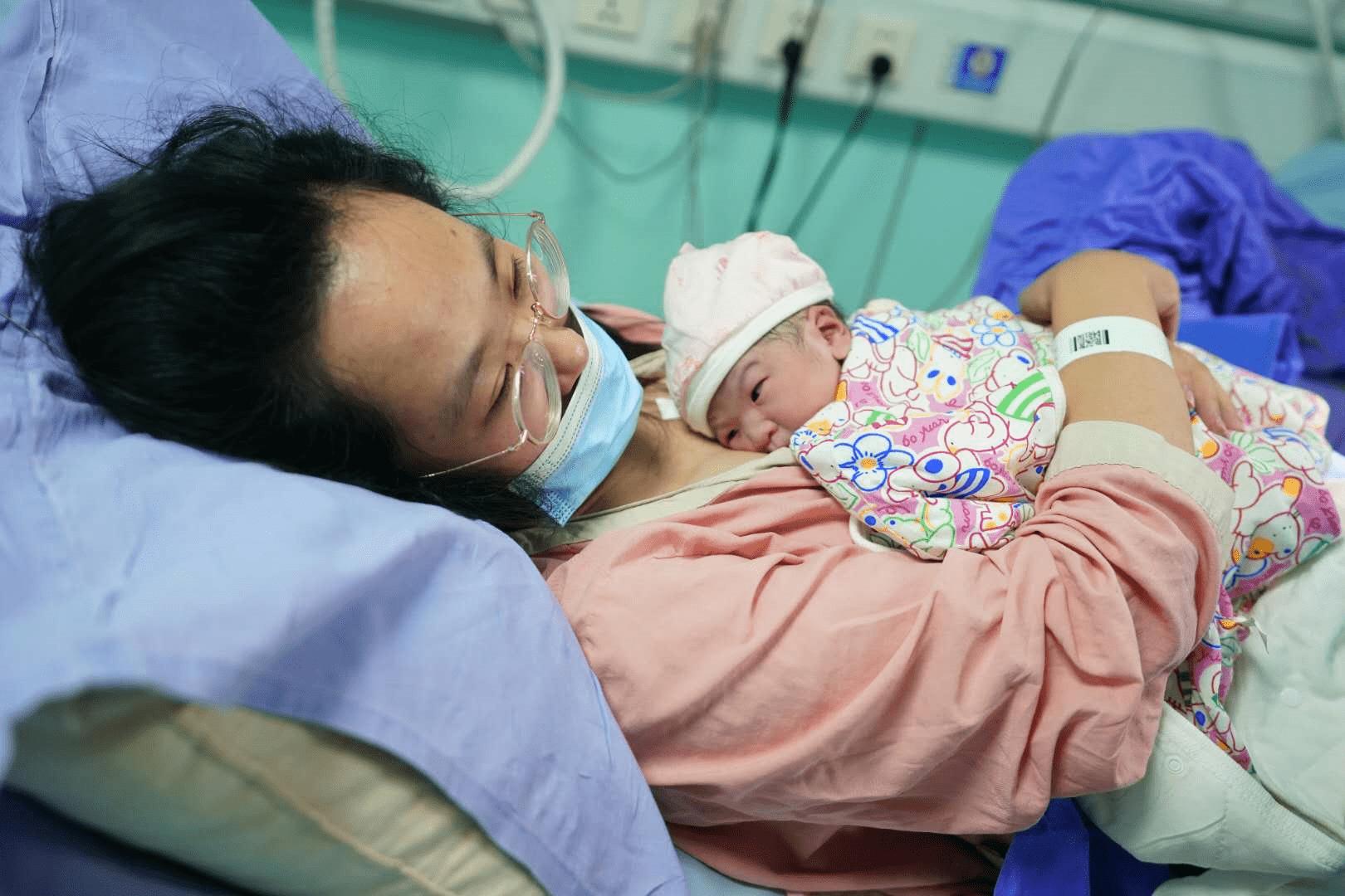 Why does my baby want to go to sleep after breastfeeding and wake up after putting it on the bed