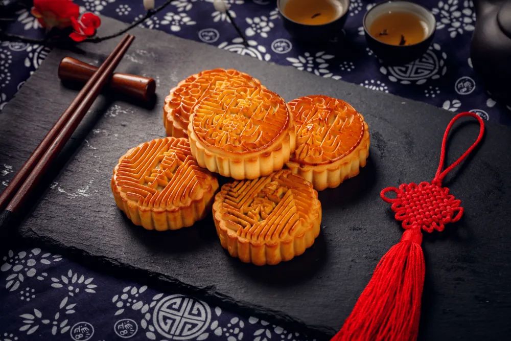 The calories of 2 moon cakes are comparable to a meal?How to eat moon ...