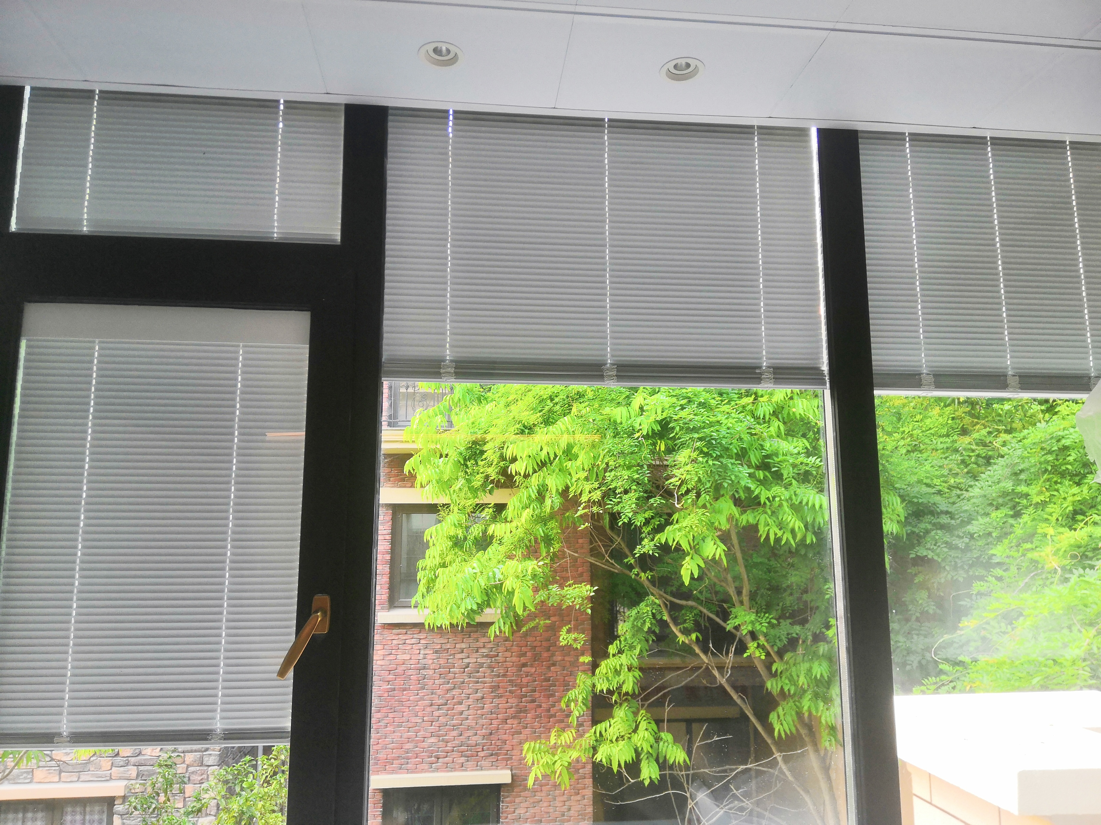 Insulating glass with built-in shutters - iNEWS