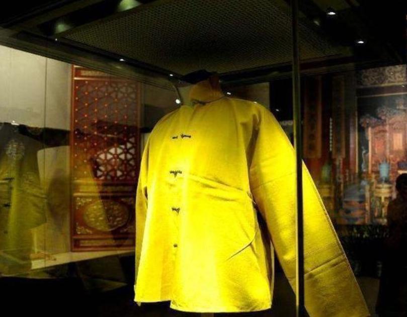 In the Qing Dynasty, the symbolic meaning of the yellow mandarin jacket