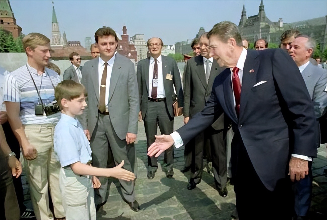Putin Clothes From the KGB to the president, the evolution of what Putin wears - iNEWS