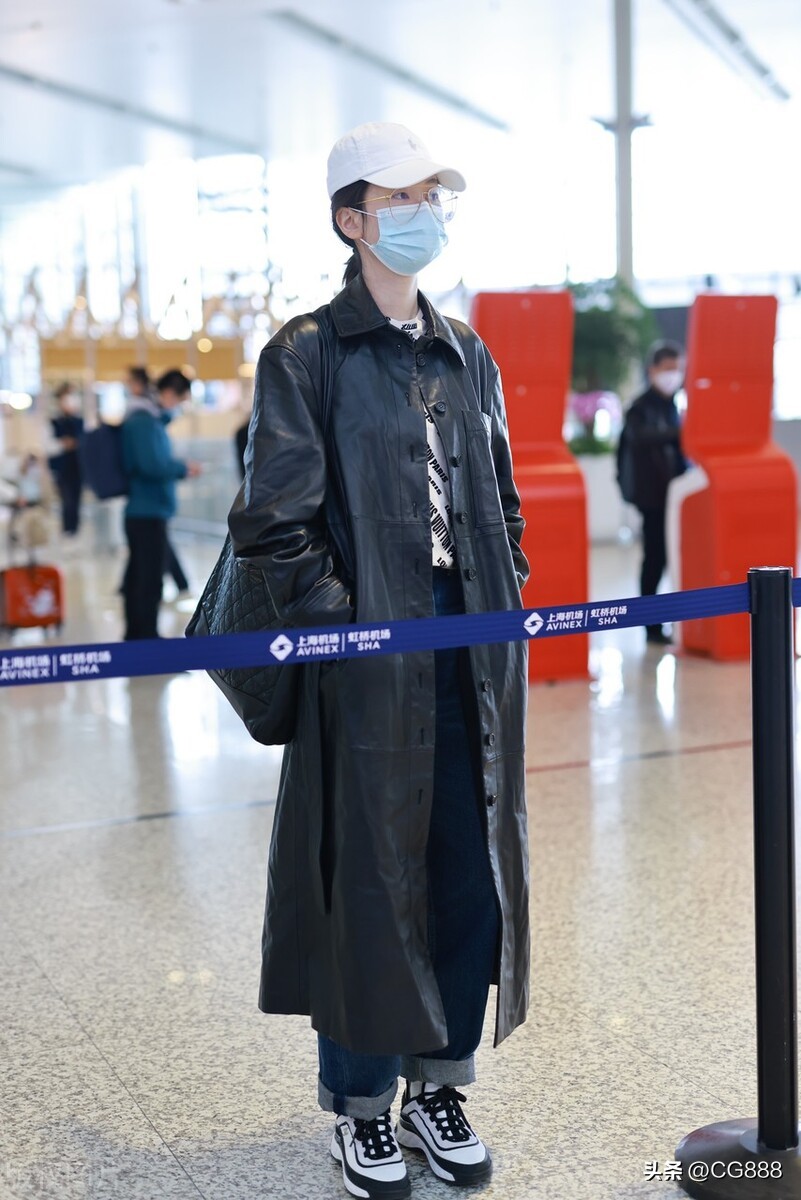 Qiao Xin appeared at Shanghai Airport on March 19, 2023 - iMedia