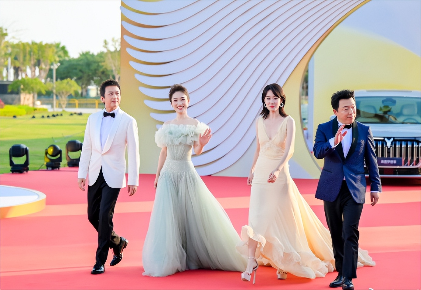 Golden Rooster Awards red carpet PK: Guan Xiaotong has a thick waist ...