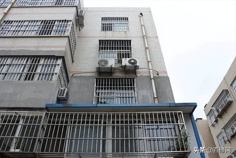 The outdoor unit of the air conditioner keeps dripping and leaking