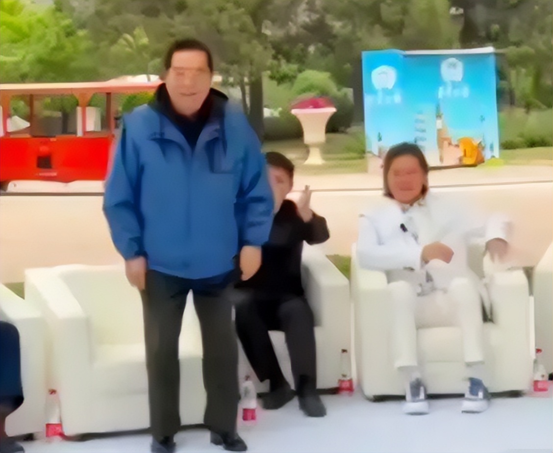 The 84-year-old singer Li Shuangjiang appeared at the event, and there ...