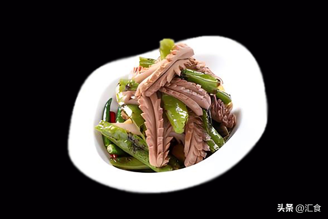 Stirfried beef with pickled peppers, roasted pepper kidneys, green