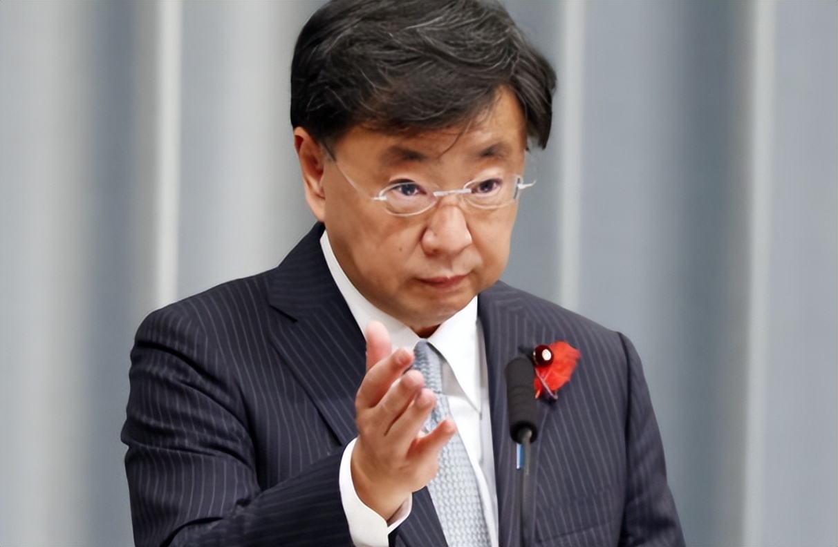 Японский шпион в беларуси. Hirokazu Matsuno, secretary General of the Cabinet of Ministers of Japan.