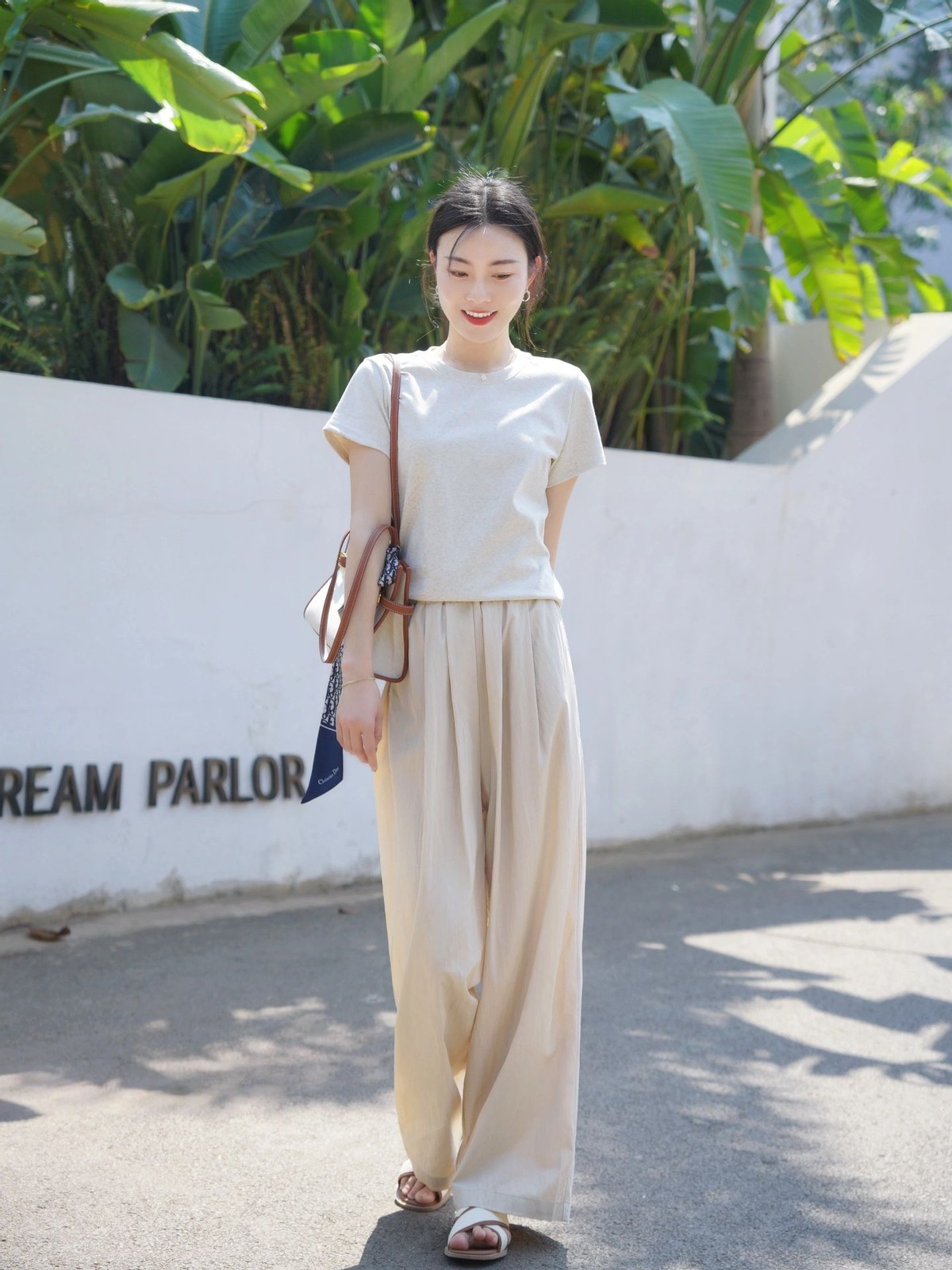 It is popular to wear milk tea color this summer, which is white and
