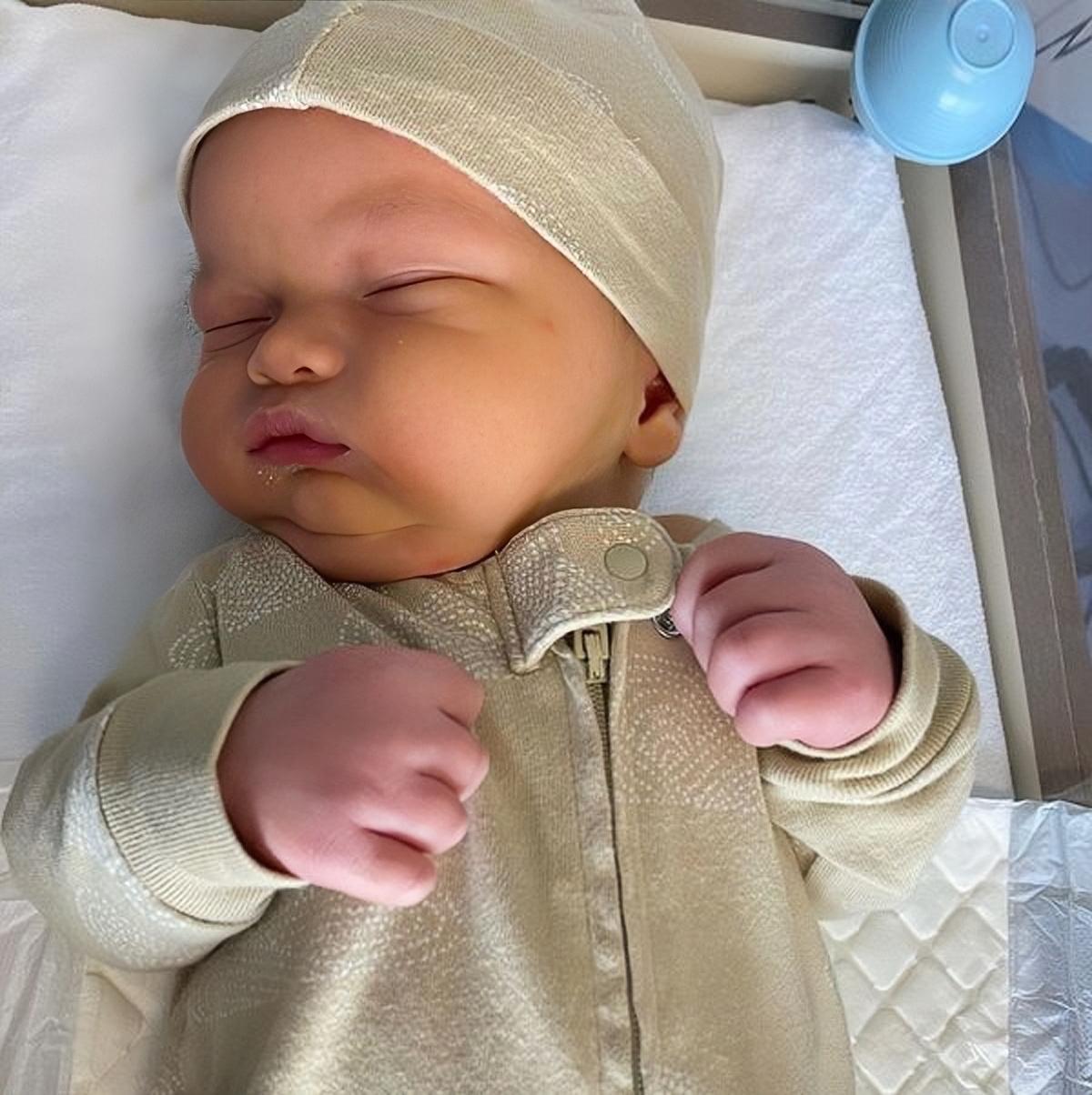 Congratulations!Hong Kong actress announced that she gave birth to a 10pound baby boy, and the