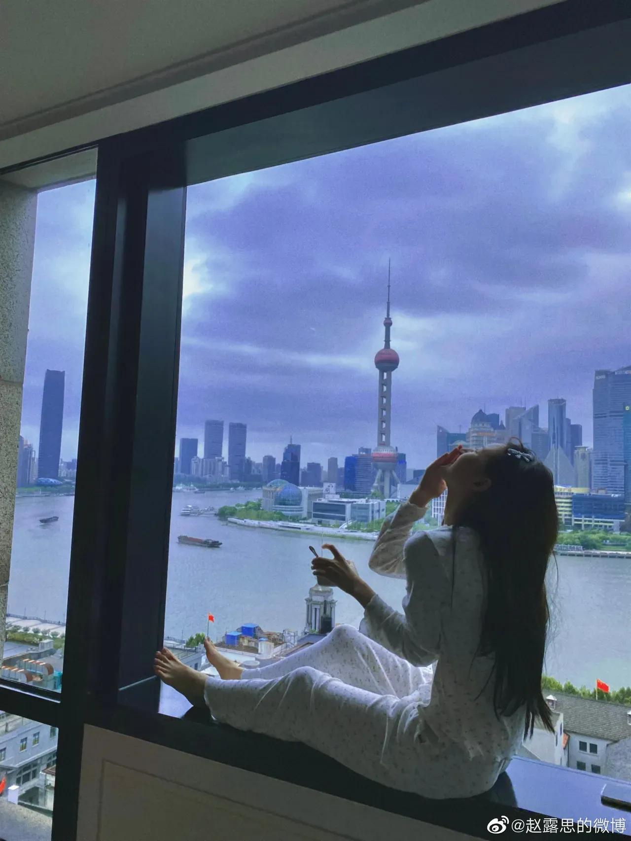 Zhao Lusi s Beautiful Photos At Home The Scenery Outside The Window Is zhao-lusi-s-beautiful-photos-at-home-the-scenery-outside-the-window-is