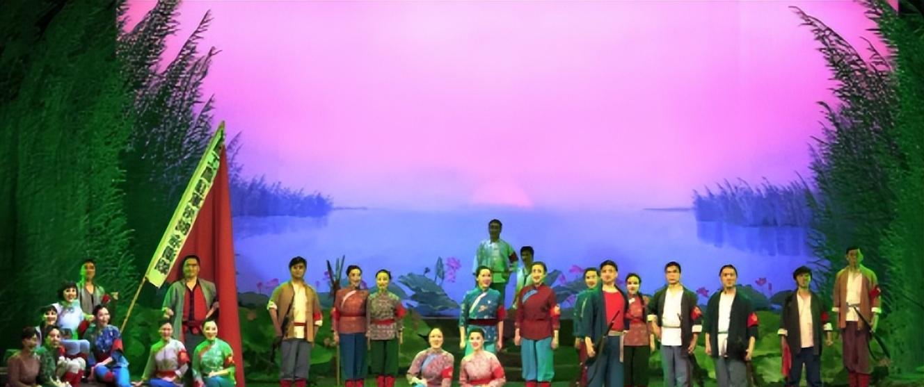 Opera "Red Guards of Honghu Lake" folk music materials can be seen everywhere in the tune, and