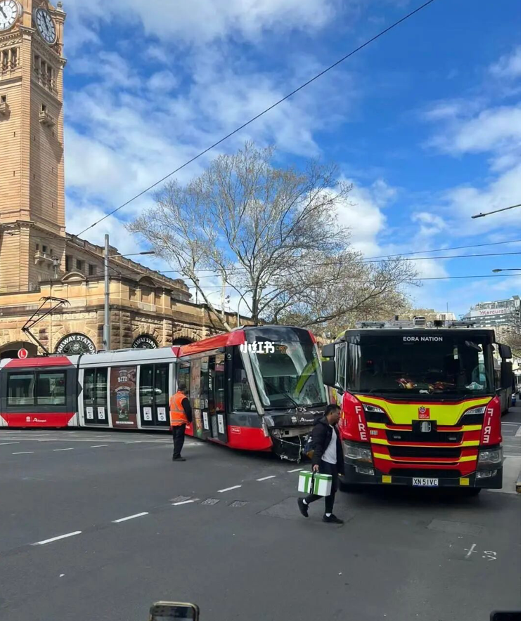Melbourne hits Sydney after hitting!Sydney tram collides with fire