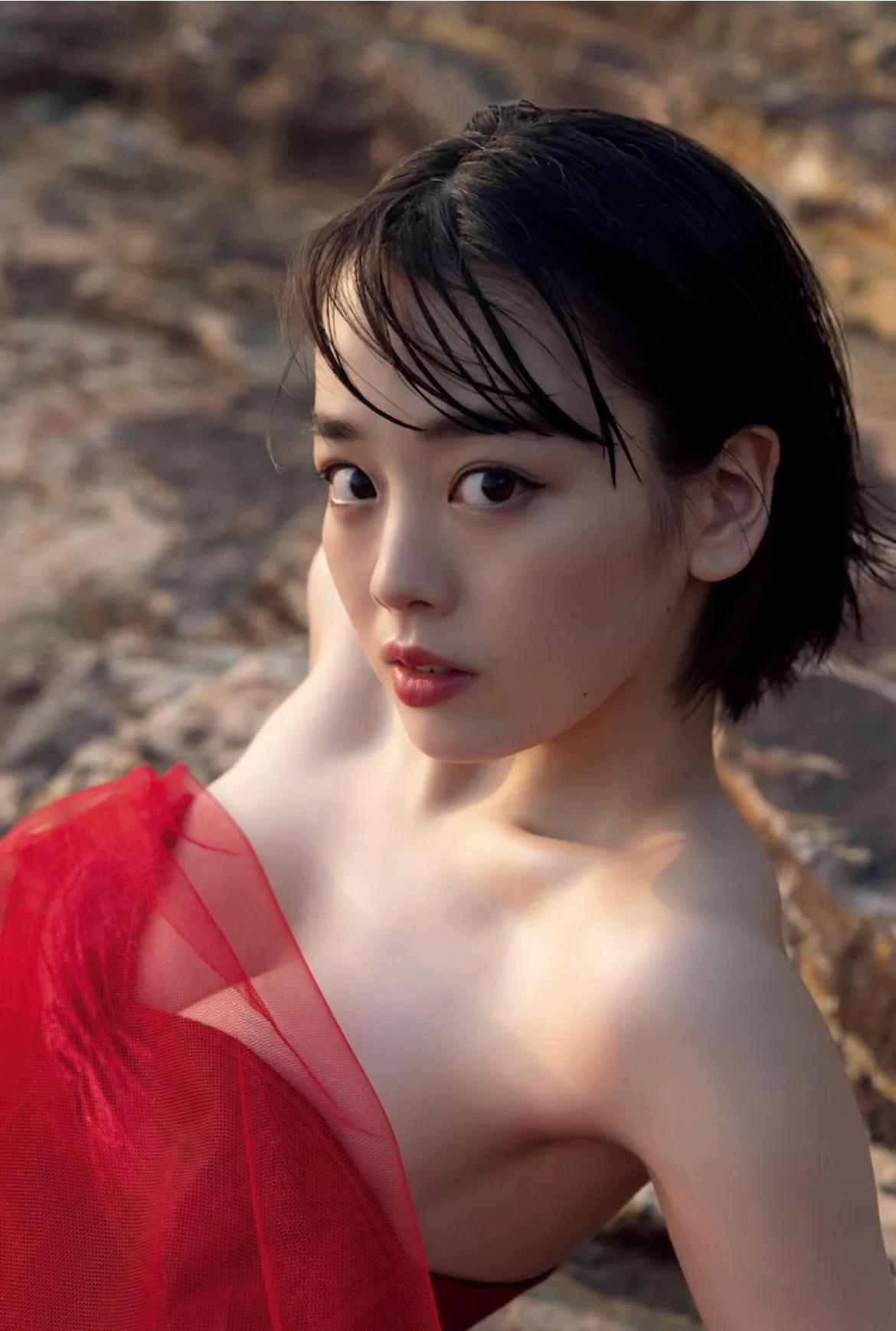 约一年后 伊原六花的摄影集 R22 问世 这是一本快乐的书 资讯咖