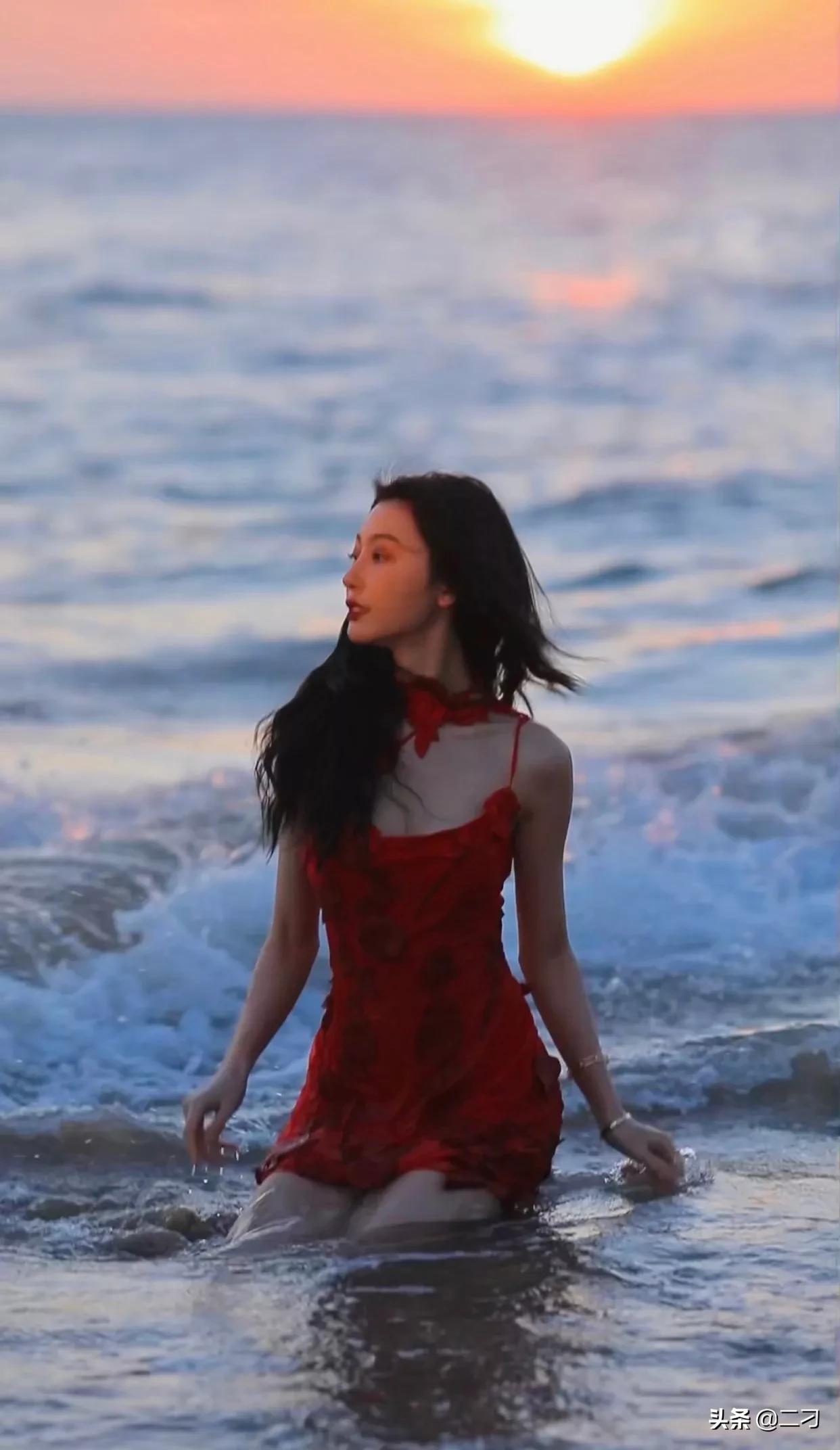 Yi Mengling's seaside sunset red dress is so amazing - iMedia