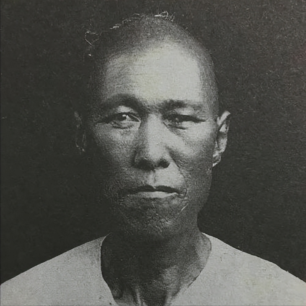 From "relatives" to "officials"——The Evolution of Political Roles of