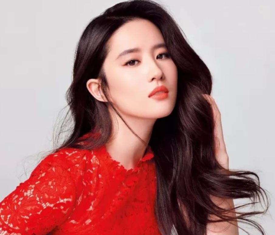 Stop staring at Liu Yifei's face! Her little secret under the armpit is ...