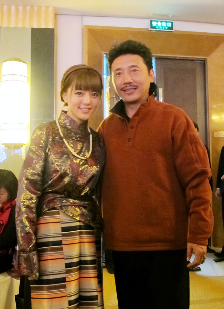 A Rong Singer Famous singer Rong Zhongerjia: