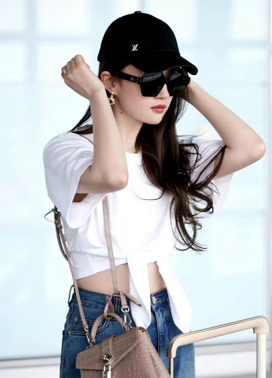 Liu Yifei's private server at the airport, classic white T with jeans ...