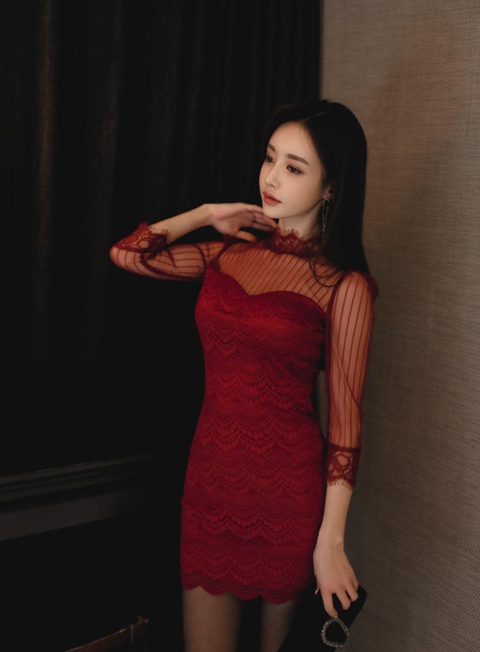 Sun Yunzhu red slim dress with black stockings - iNEWS