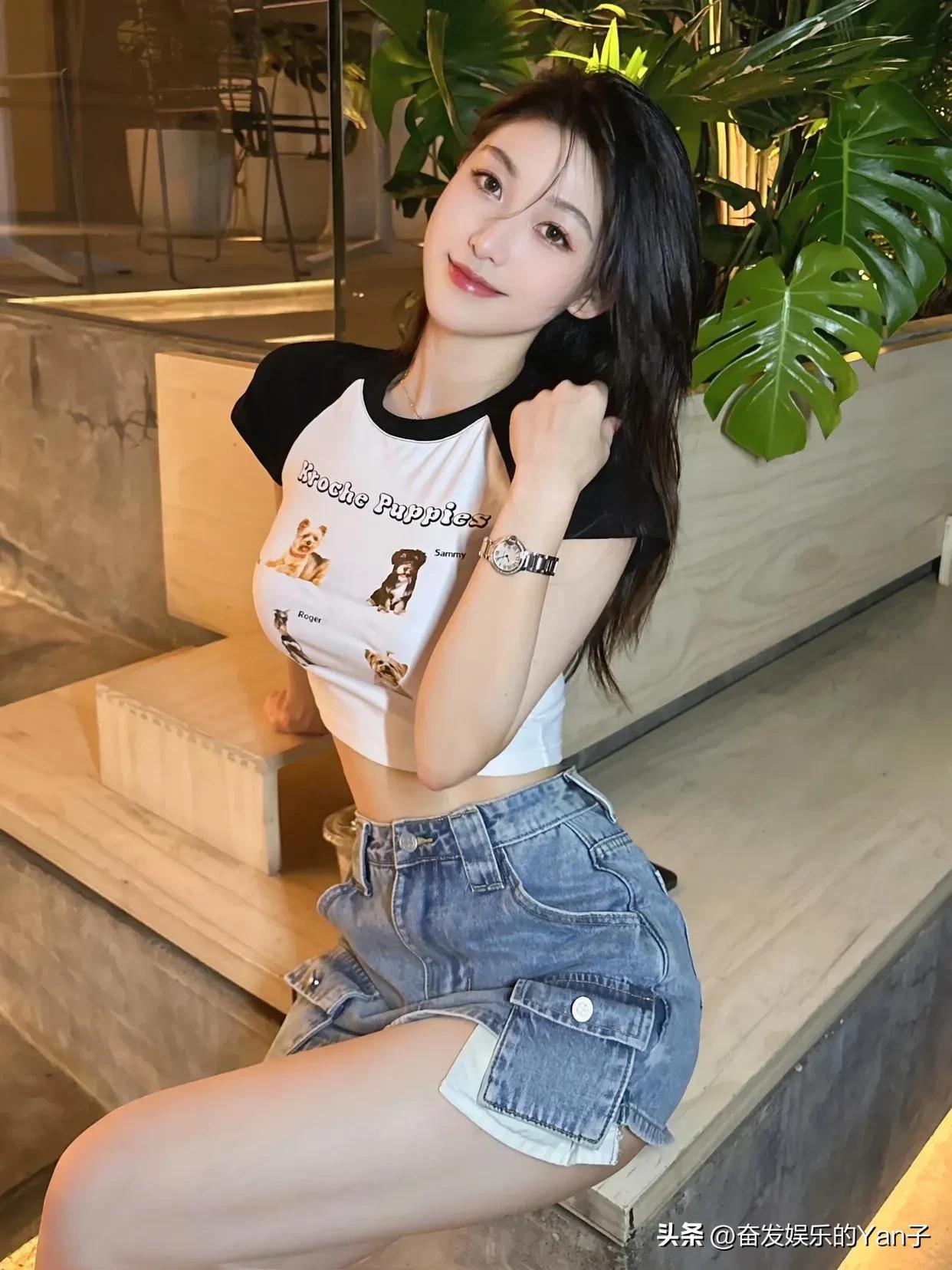 Beautiful girl 57 The hot girl's top is paired with light blue denim