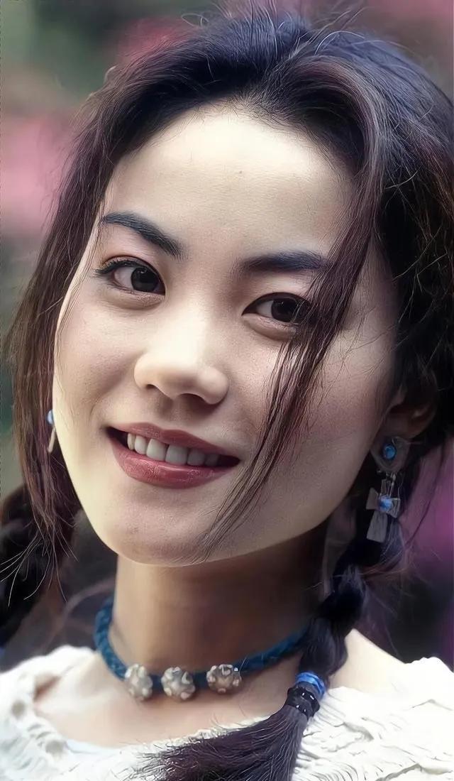 This is the first time I saw Faye Wong so feminine!Heavy makeup can't ...