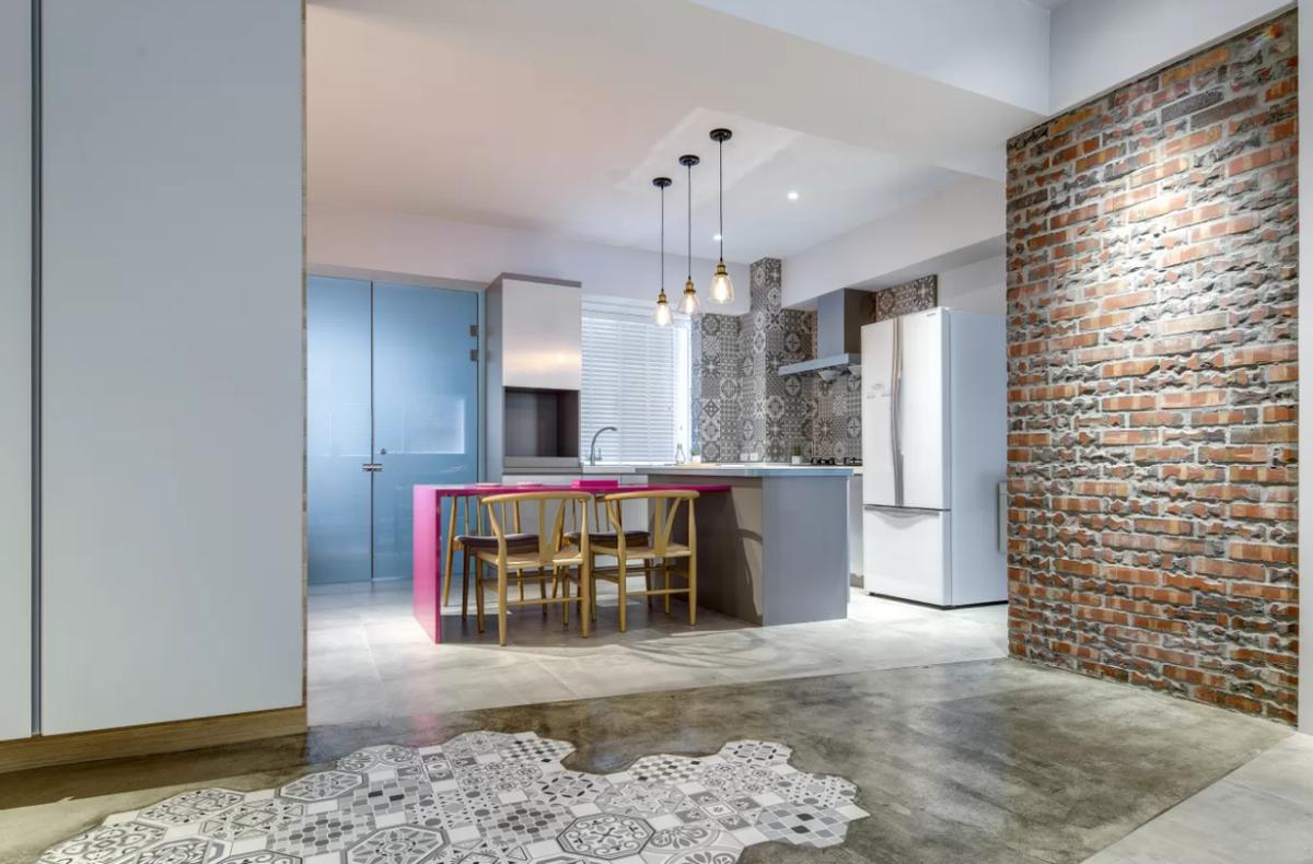 The cement floor is spliced with tiles. The floor in his house is cheaper than the wooden floor