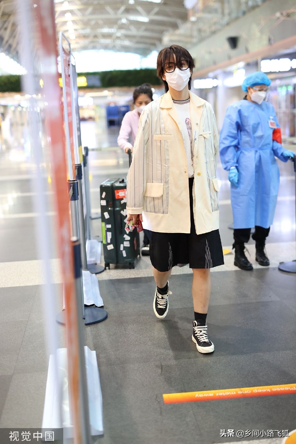 Lin Fan Singer Lin Fan's bangs covered his face and appeared at the airport, wearing a ...