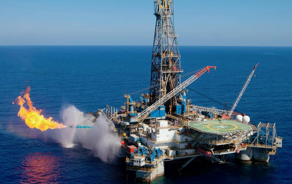 Spewing Oil Rigs When drilling for oil, why does a pipeline keep spewing fire? Aren't ...