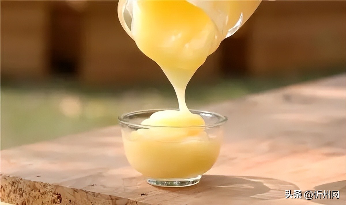 Take a spoonful of royal jelly on an empty stomach every morning