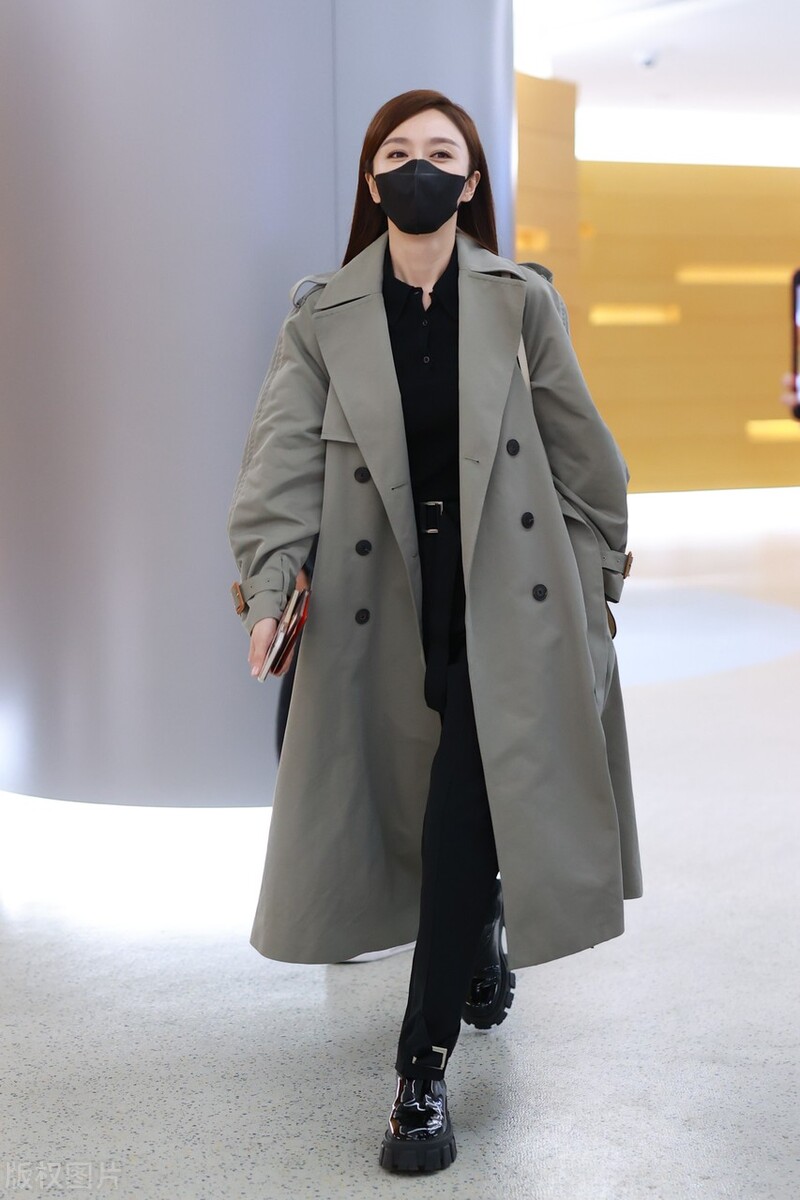 Qin Lan's new appearance in the airport's long windbreaker comes out of ...