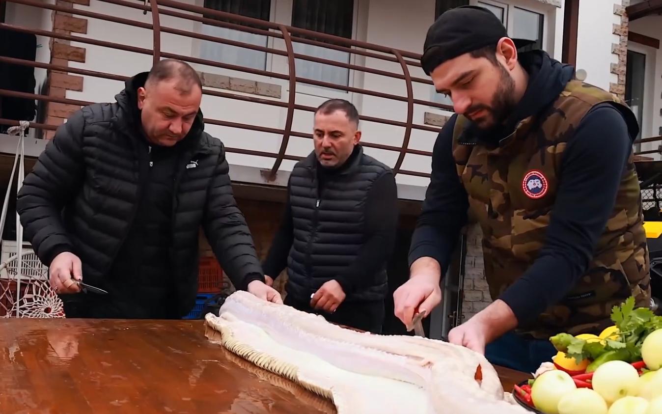 Python Feast Azerbaijan's snake meat feast, giant pythons are made into kebabs, so ...