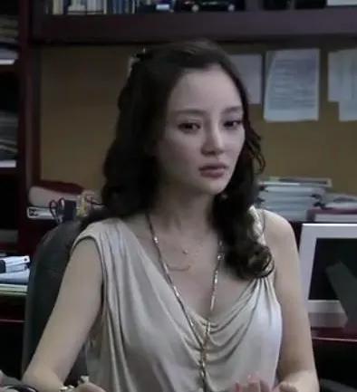 Well-known actor Li Xiaolu's tour of Yunnan's beautiful costumes