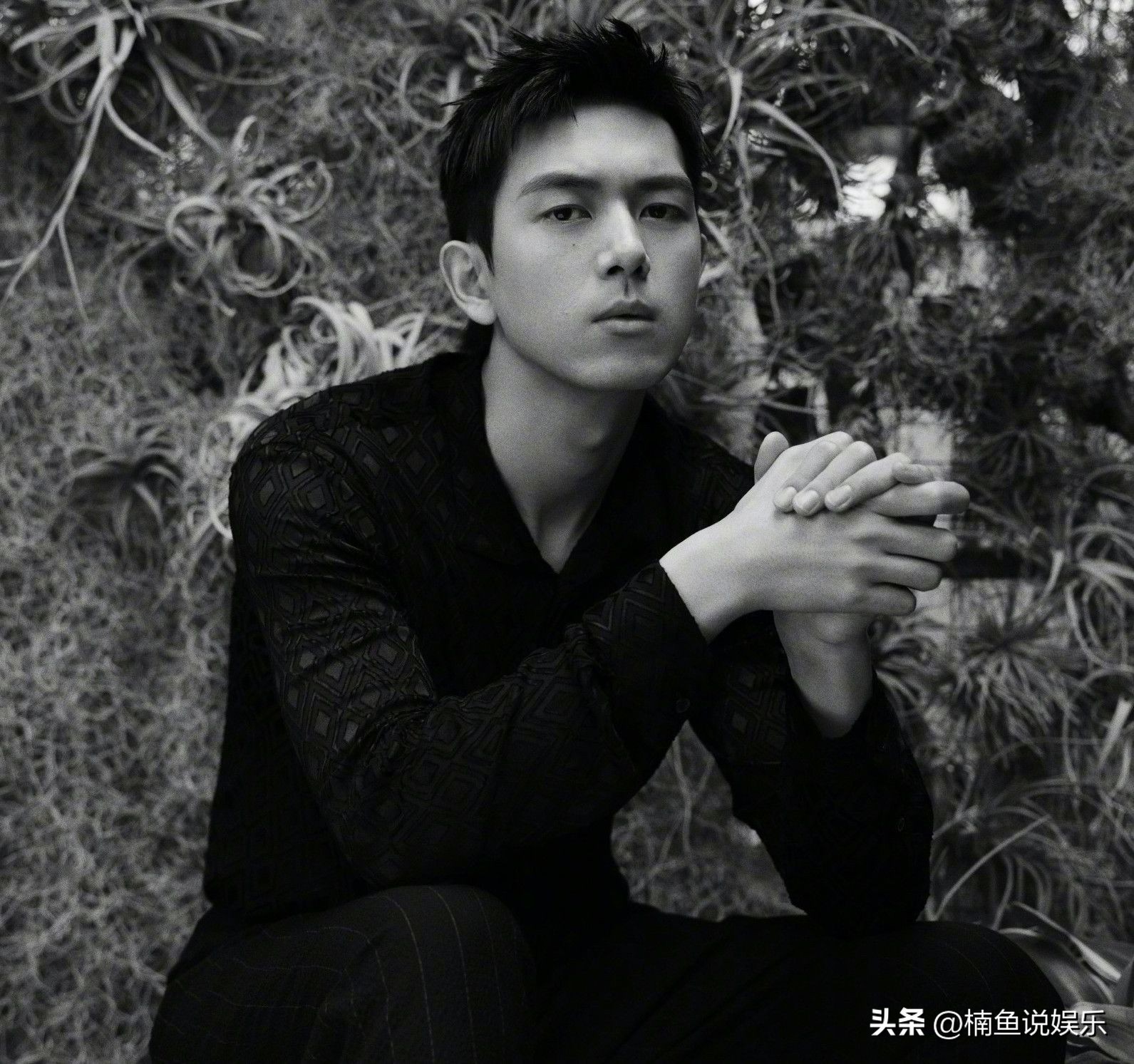 You can always believe in Li Xian's photos, wearing a suit to show his