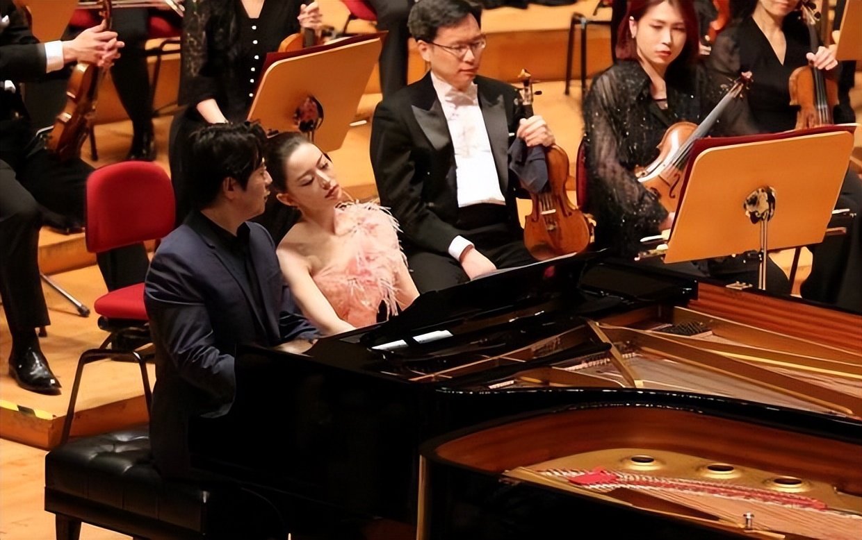 Lang Lang and his wife Gina attended the Shanghai concert with four