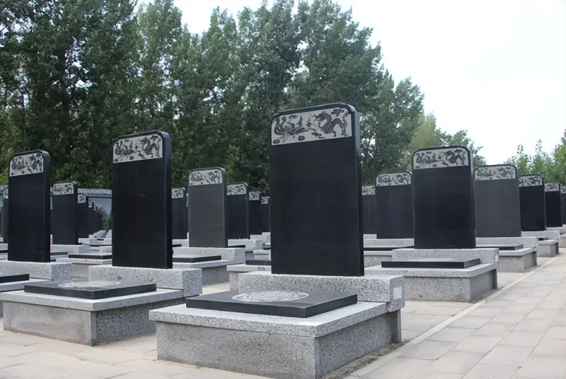 What date is April 2022 suitable for erecting a monument?4 things to