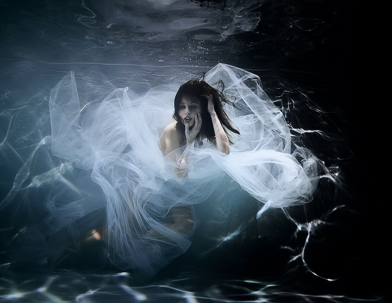 Underwater fashion shoots: 15 photos that will delight your aesthetic ...