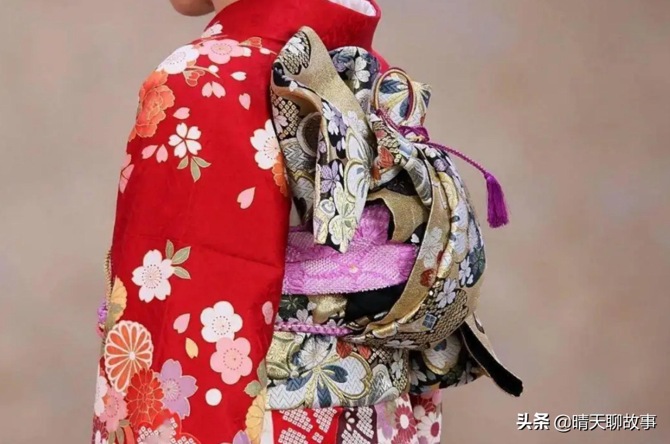 Japanese kimono, why bring a small pillow?The girl blushed and said