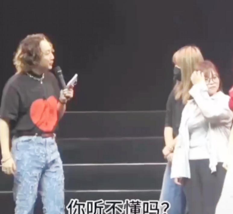 The host Zhang Jiaxi openly insulted China and caused public outrage ...