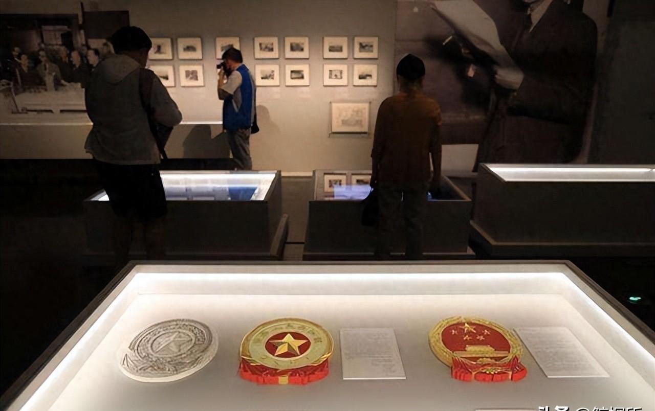 The mystery of the national emblem: the choice of lines between Kangxi ...