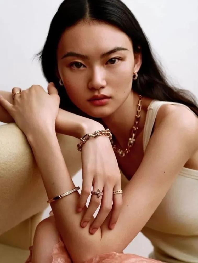 Big eyes and sharp chins have fallen out of favor!Now the "broad face