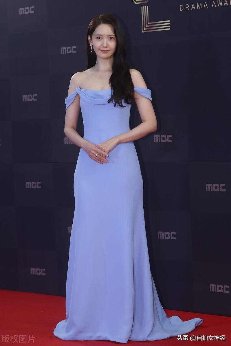 Lin Yuner is wearing a blue off-the-shoulder dress + black sandals with ...