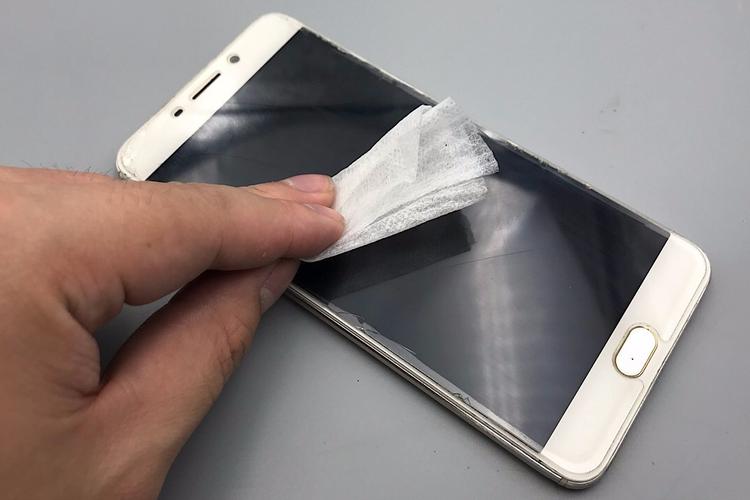 Don't wipe the dirty phone screen with paper, teach you to clean the