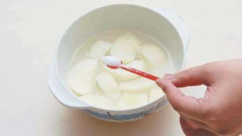 What is the use of apple soaking in salt water?After reading it, I understand that it has solved