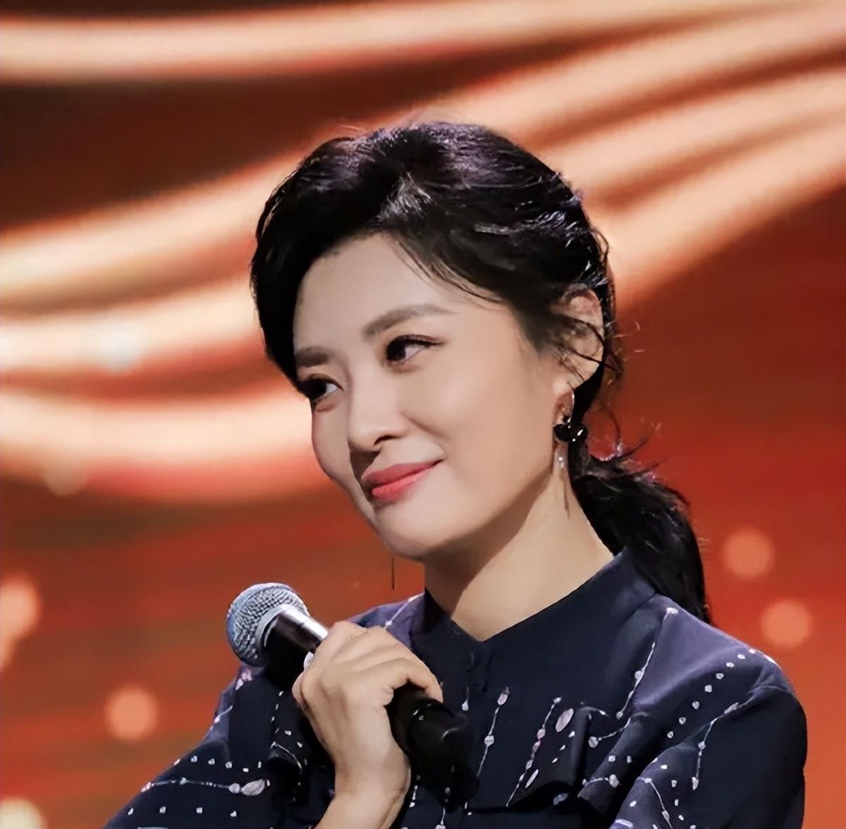 Faced with the controversy over being a big name, CCTV host Zhou Tao ...